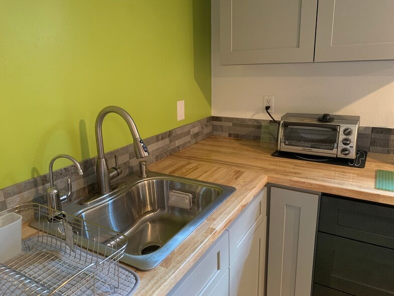 Building Photo - 6915 Yates St