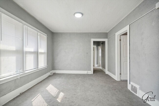 Building Photo - 3813 W Euclid St