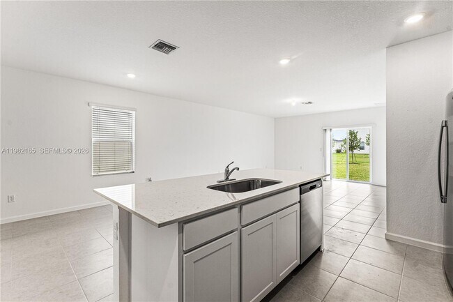 Building Photo - 10722 NW Moon Rise Ln