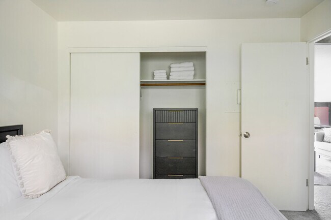 Building Photo - 2850 15th Ave W