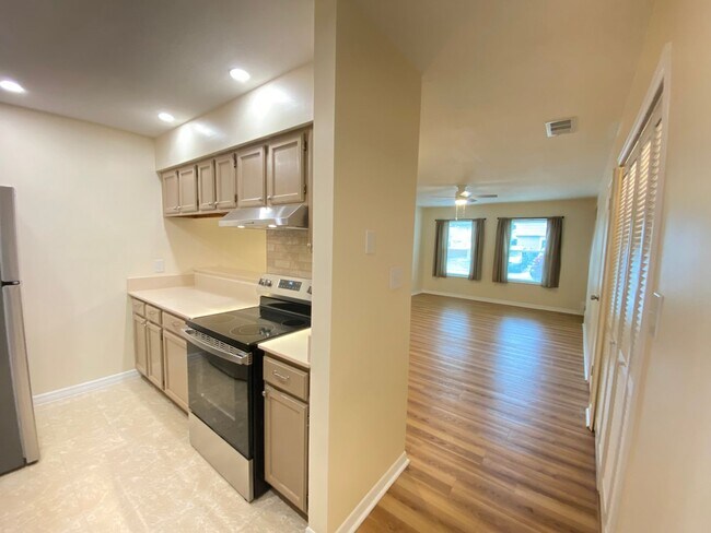 Building Photo - Wow! 2 bedroom, 2.5 bath, two story townho...