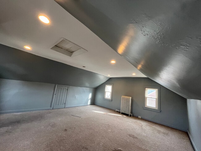 Building Photo - 544 King St