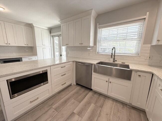Building Photo - 7808 Bay Dr