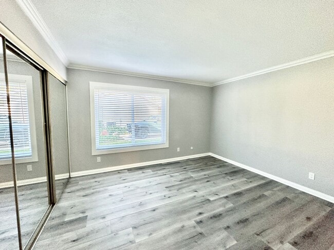 Building Photo - Beautiful, End-Unit, Ground Level, Largest SF 1/1 layout in the Pala Mesa Villas Community with G...