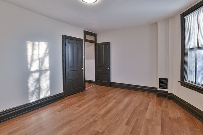 Building Photo - Large 5 Bedroom on Peffer