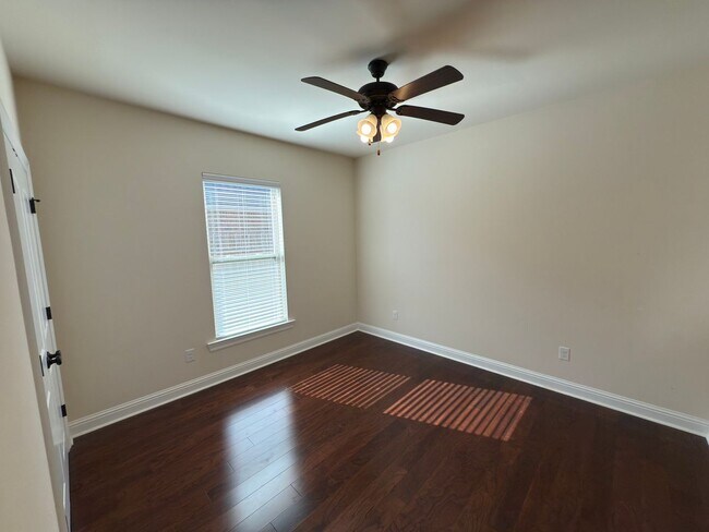 Building Photo - 3-Bedroom Home with Central AC, Gas Fireplace & Spacious Backyard