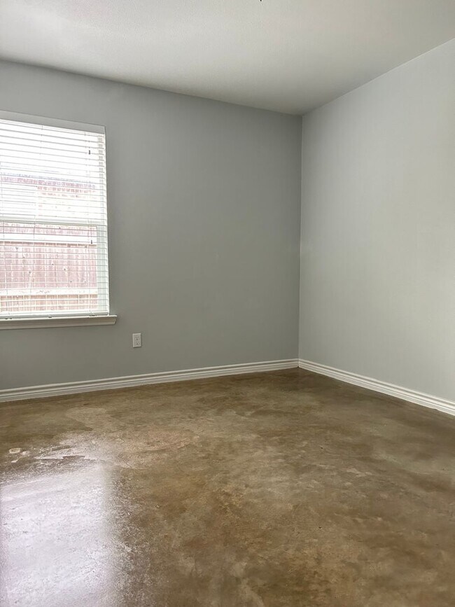 Building Photo - 915 Rebecca Ln