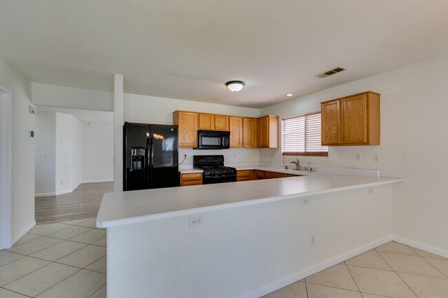 Building Photo - Spacious 4 Bedroom 2.5 Bathroom Home with Covered Patio & Large Backyard