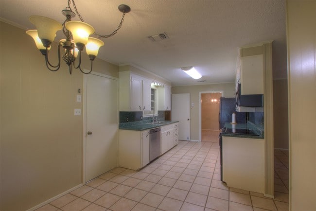 Building Photo - 303 Clements Rd