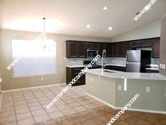 Building Photo - Beautiful 3 Bedroom, 2 Bathroom, 3 Car Gar...