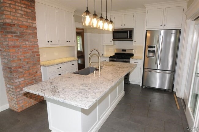 Building Photo - 100 Utica St