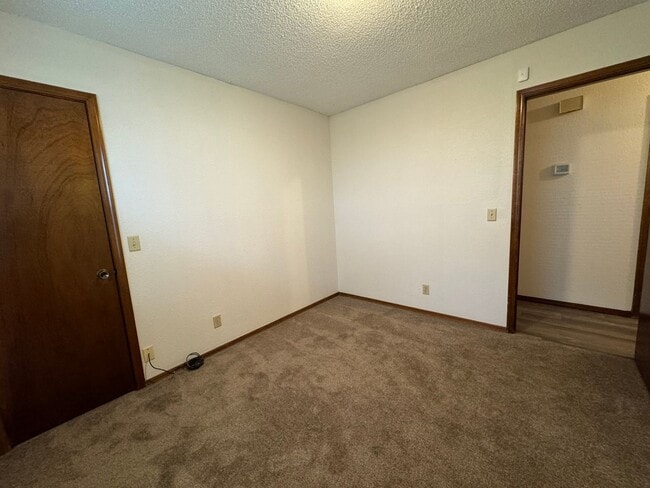 Building Photo - 3 bedroom 2 bathroom duplex In Broken Arrow!