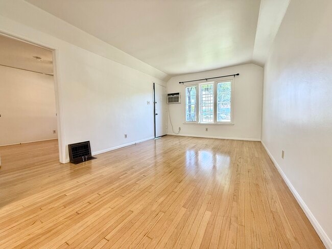 Building Photo - 1116 E Glenoaks Blvd