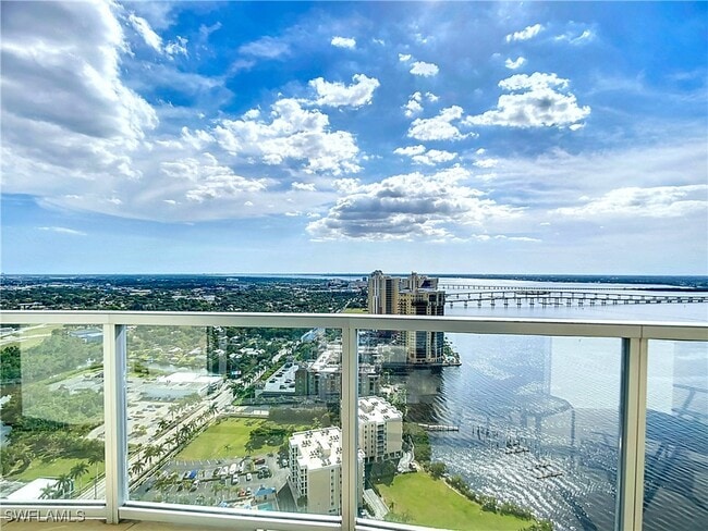 Building Photo - 3000 Oasis Grand Blvd