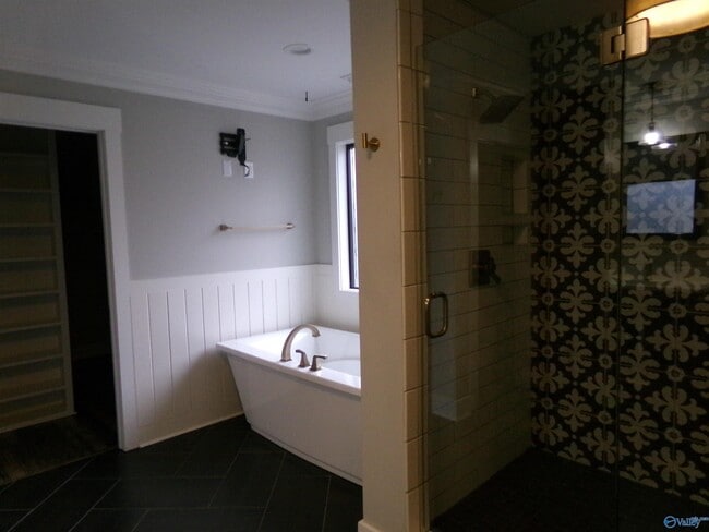 Building Photo - 505 Oshaughnessy Ave NE