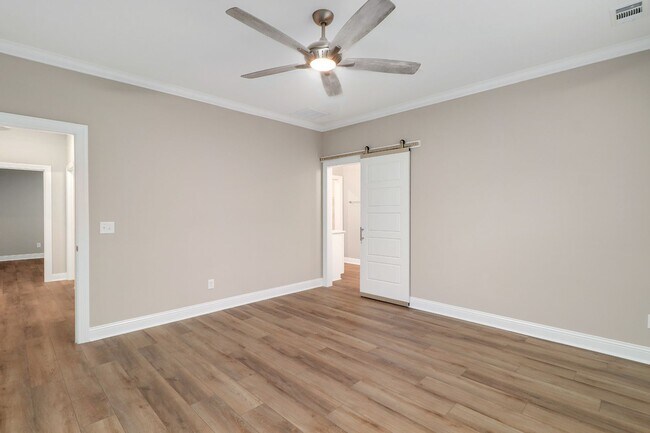 Building Photo - 204 Pineland Dr