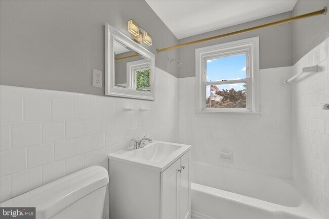 Building Photo - 260 Paradise Rd