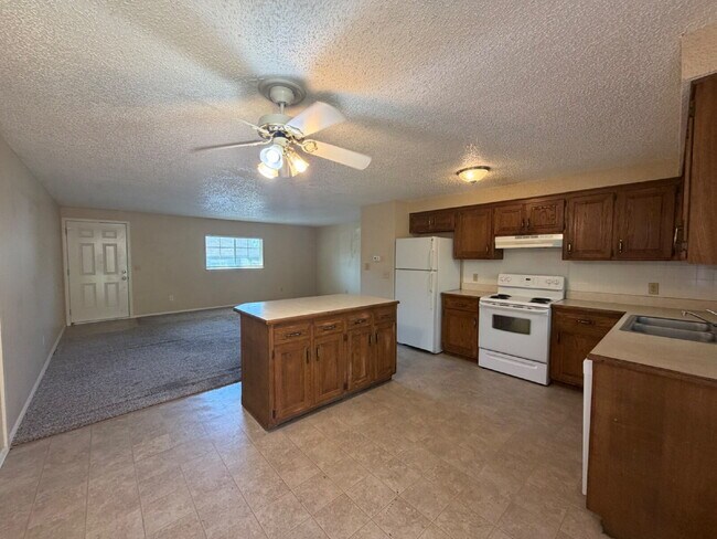 Building Photo - 2BR Duplex