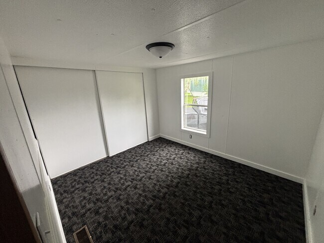 Building Photo - 972 E Sunnyview Rd