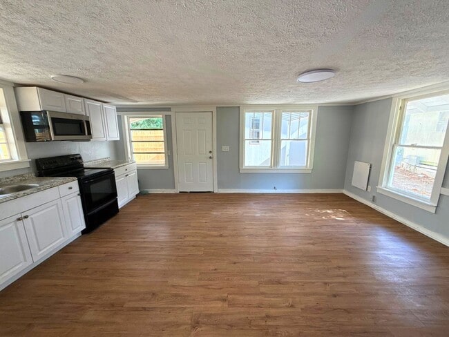 Building Photo - Cozy Remodeled 1BD/1BA + Bonus Room in Zephyrhills!