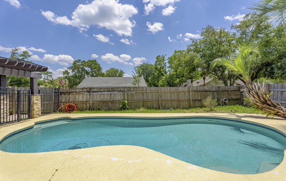 Building Photo - 2162 Saint Martins Dr E