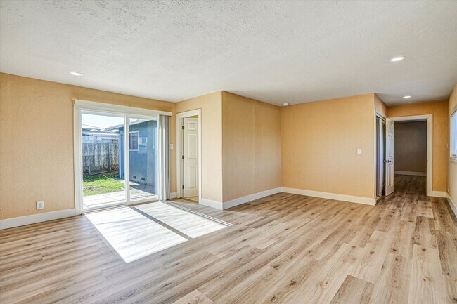 Building Photo - Beautifully Renovated 4 Bedroom Home with 3 Full Bathrooms!