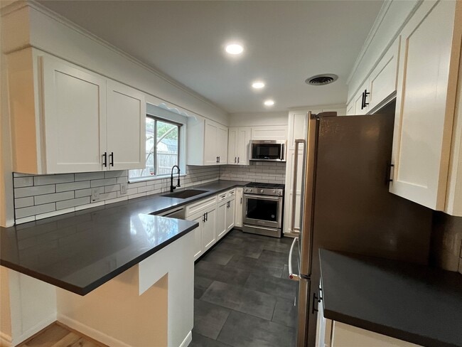 Building Photo - 1327 Moorhead Dr