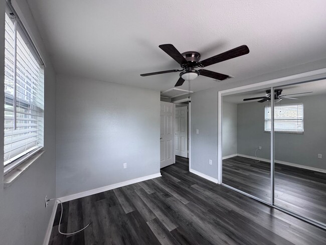 Building Photo - 2 Bedroom 1 Bath Duplex with Washer/Dryer!...