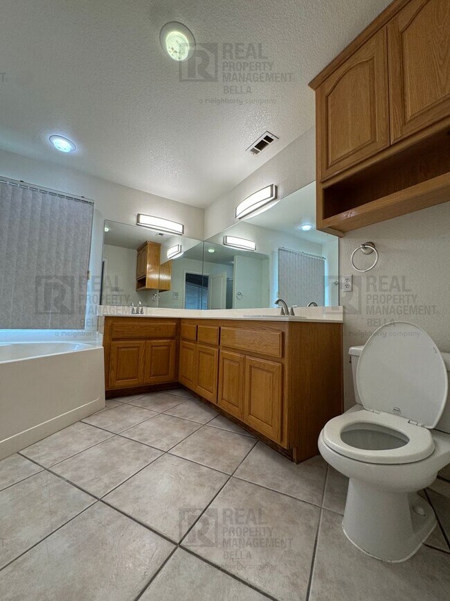 Building Photo - $750 MOVE-IN SPECIAL DISCOUNT AVAILABLE! Luxury Living Awaits: Stunning 4-Bedroom Cul-de-Sac Retr...