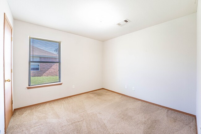 Building Photo - 319 E Marietta Ct