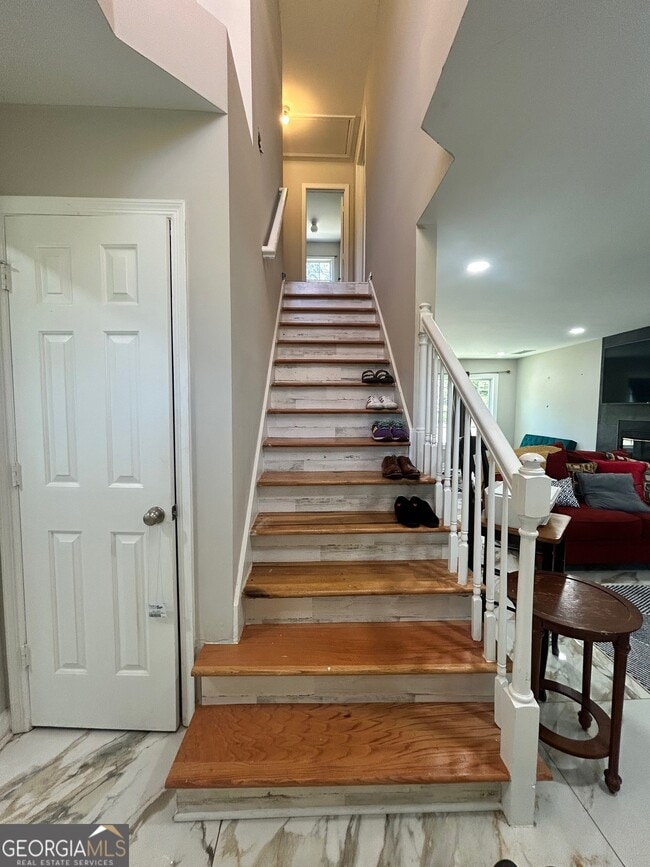 Building Photo - 15 Oak Hill Ct