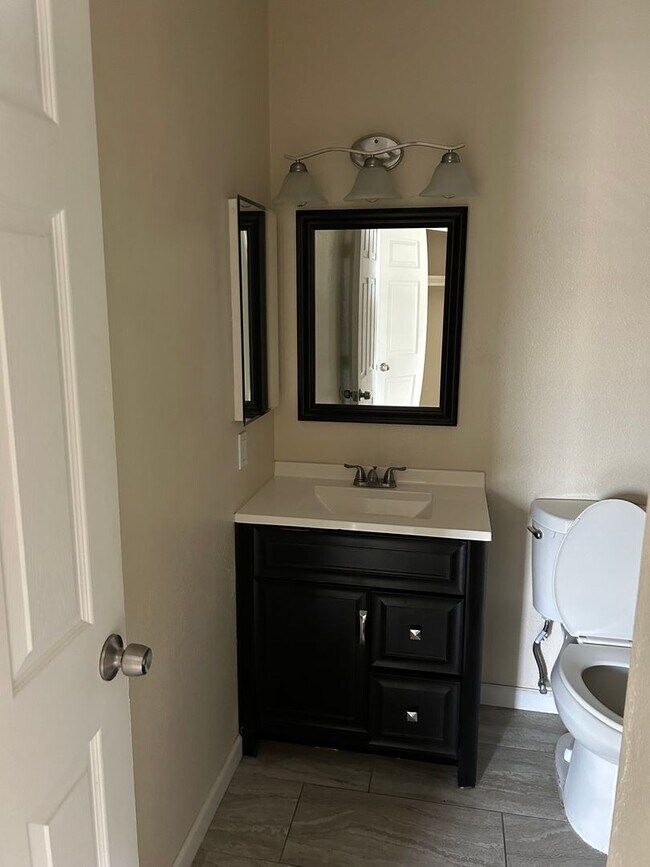 Building Photo - Peoria 2 bed/2 bath house