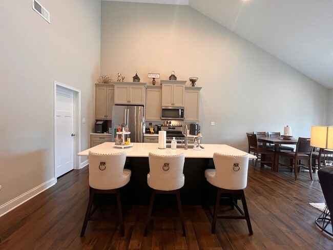 Building Photo - 4 Bedroom, 3.5 Bathroom Townhouse