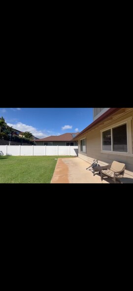 Building Photo - 60 Anamuli St