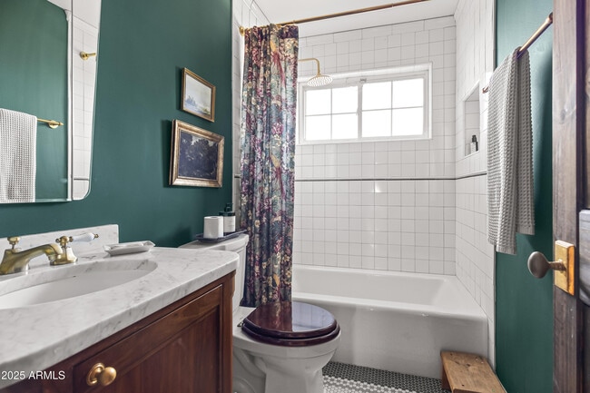 Building Photo - 4631 E Pinchot Ave