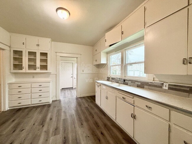 Building Photo - 107 W 19th St