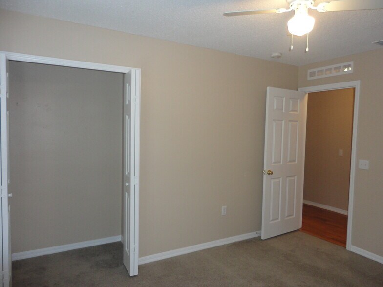 Building Photo - 1019 Brenton Leaf Dr