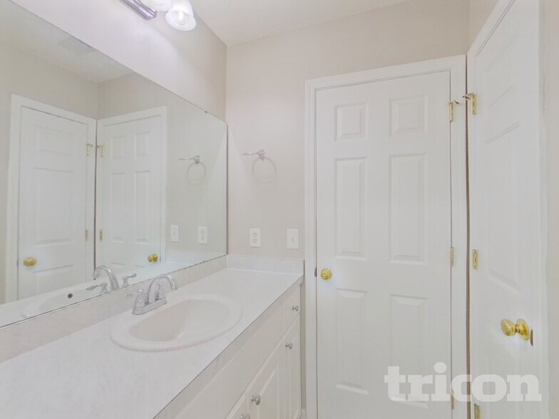 Building Photo - 1217 Aderley Oak Dr