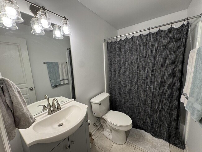 Building Photo - 2 Bedroom available near CU - Students and Families Welcome