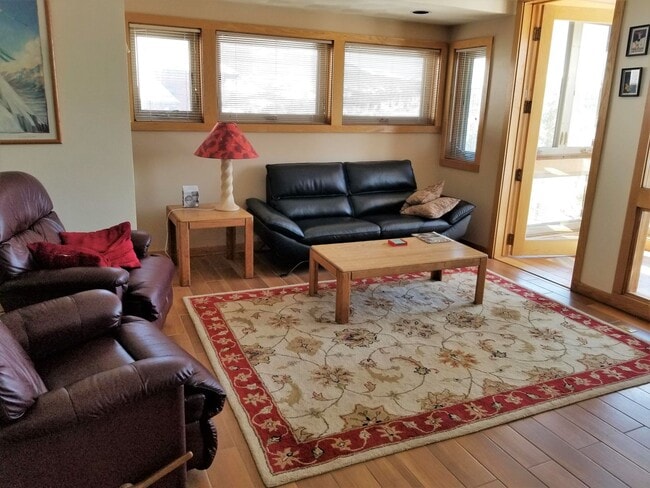 Building Photo - Summer Seasonal Rental- Retreat 433