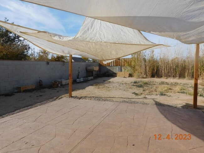 Building Photo - Spacious 3-bedroom, 2-bathroom home
