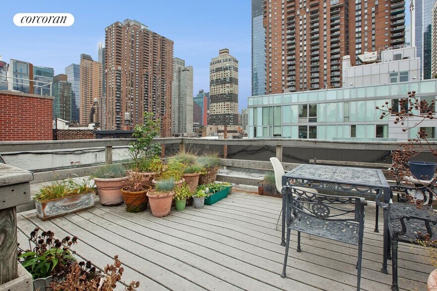 Primary Photo - 461 W 44th St