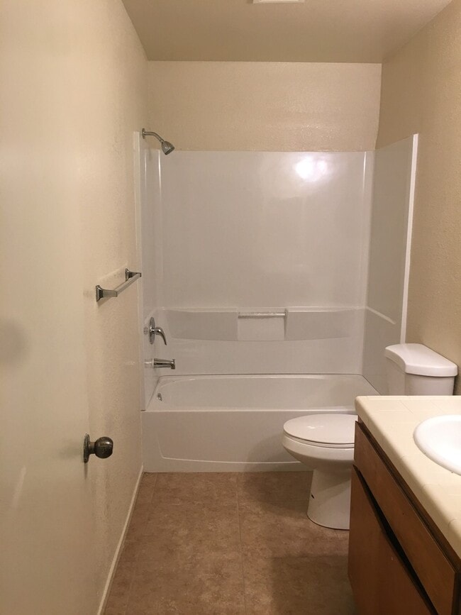 Building Photo - 3 Bedroom 2 Bath Duplex for Rent!