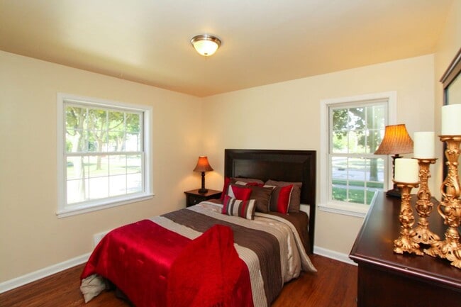 Building Photo - Spacious 3 bedroom 1.5 Bath Gem Available ...