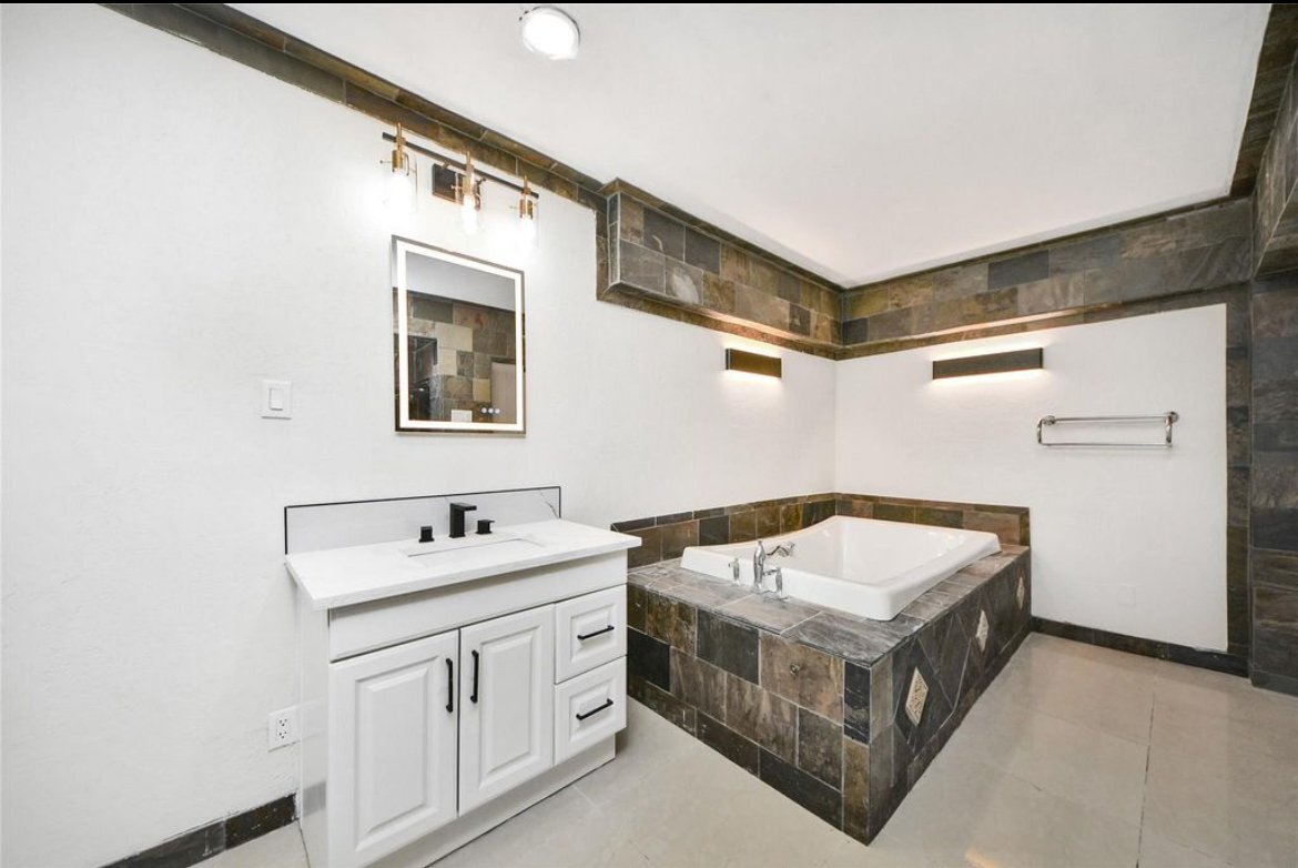 Building Photo - 15719 Baytree Dr