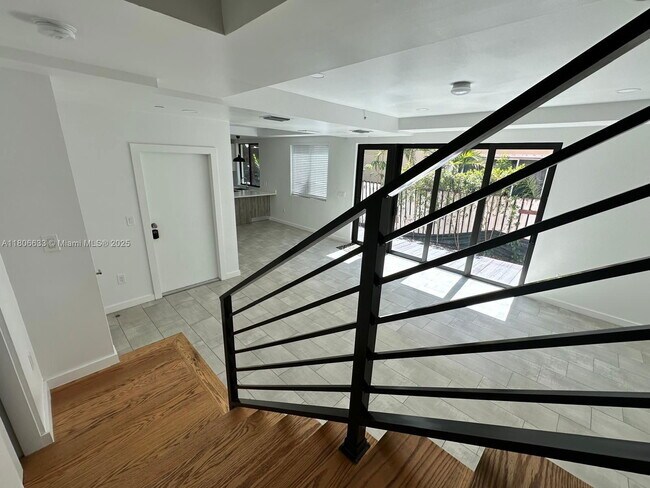 Building Photo - 722 NE 15th Ave
