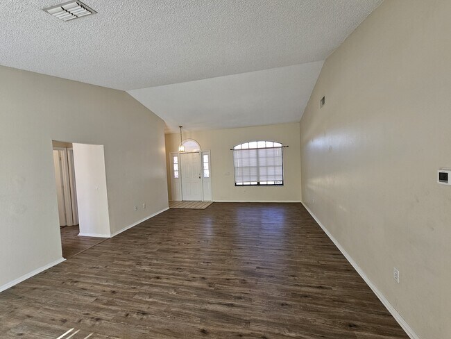 Building Photo - 312 Oak Track Pass