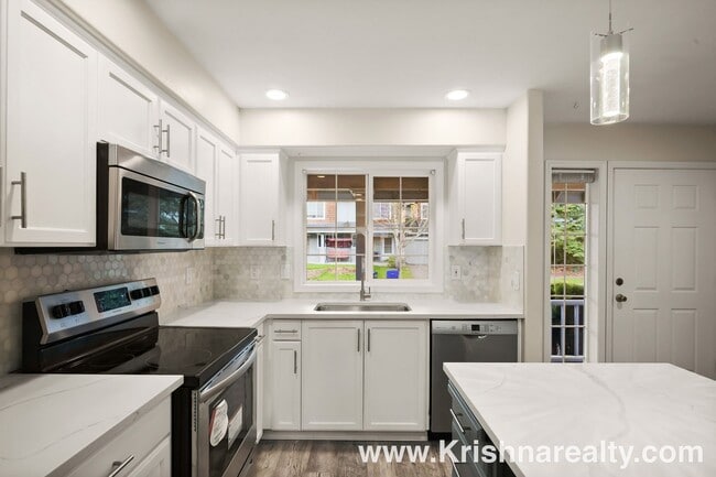 Building Photo - Gorgeous 3 BD* 2.5 BA* Updated Duplex Located in Historic Orenco in the Elk Meadows Community! *S...