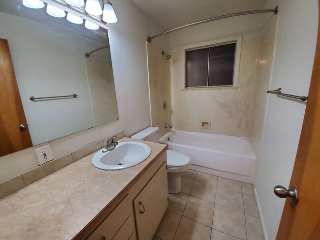 Building Photo - 906 Rd 46