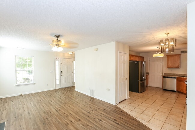 Building Photo - 15476 Stone Hollow Dr